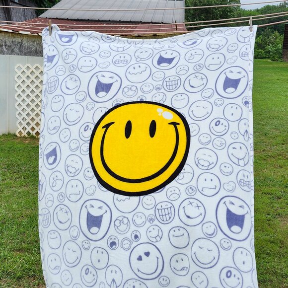 Smiley World 50" x 60" smiley throw blanket - Picture 12 of 13